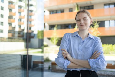 Genç, zarif profesyonel lider Kafkas kadın, kadın yönetici perakende müdürü, küçük işletme sahibi dışarıda kameraya bakıyor, portre.