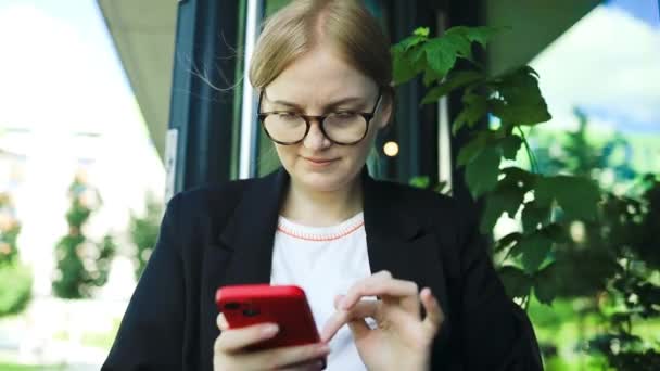 Femme Affaires Souriante Utilisant Son Téléphone Extérieur Petite Entrepreneure Regardant — Video