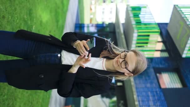 Una Mujer Negocios Sonriente Usando Teléfono Aire Libre Pequeña Empresaria — Vídeos de Stock