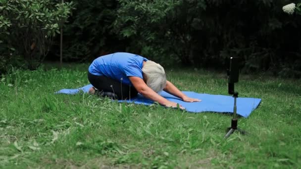 Eine Erwachsene Kaukasische Frau Aus Den 50Er Jahren Macht Yoga — Stockvideo