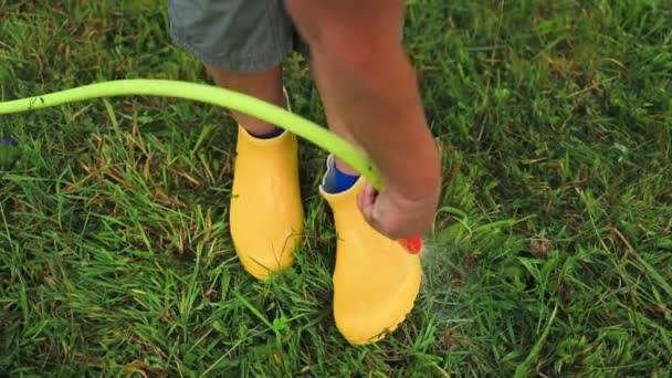 Pranie Gumowych Butów Zbliżenie Kobiecych Rąk Myje Żółte Gumowe Buty — Wideo stockowe