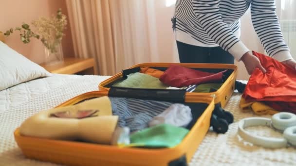 観光客の女性パッキング手荷物 アクセサリー シューズの準備 夏休み 旅行者のコンセプト 高品質のフルHd映像 — ストック動画