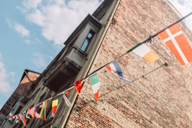 Birçok ülke yaz aylarında iplere asılı duran bayraklar görüyor. Yüksek kalite fotoğraf