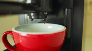 Kahve makinesi bardağı dolduruyor. Kahve fincana, kahve makinesinden çıkan espresso.. 