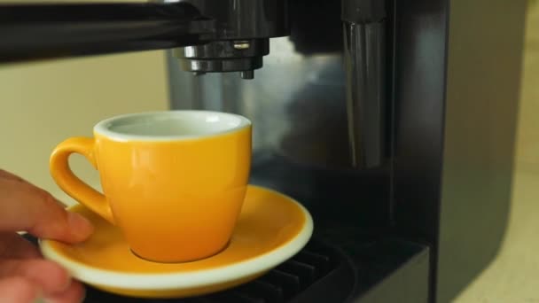 咖啡机装上一杯咖啡 咖啡变成杯子 咖啡从自动咖啡机里出来 — 图库视频影像