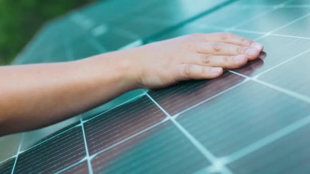 サンセットの太陽光発電パネルの手触りスライド クローズアップ 再生可能な緑のエネルギー電力の概念 高品質の4K映像 — ストック動画