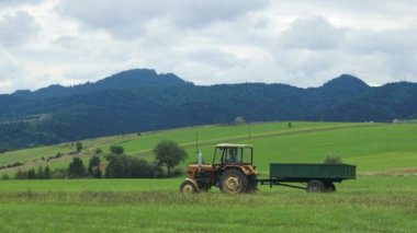 Tarlada ekilen traktörün panoramik manzarası. Tohum ekme makineleşmesi. Yüksek kalite 4k görüntü