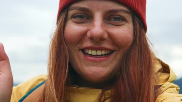 Mutlu Gülümseyen Kadın Dağın Tepesinde Duruyor Cep Telefonuyla Iletişim Kuruyor — Stok video