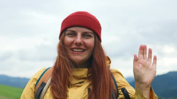 Atractivo 30S Joven Mujer Vídeo Chat Cima Montaña Fondo — Vídeos de Stock