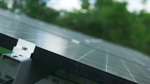 Primer Plano Superficie Los Paneles Solares Fotovoltaicos Azules Montados Techo — Vídeo de stock