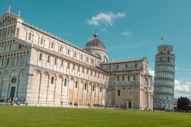 Pisa, İtalya, 18 Mart 2023, Santa Maria Assunta, Piazza dei Miracoli 'de Meryem Ana' nın Varsayımına adanmış bir ortaçağ Katolik katedrali. Yüksek kalite