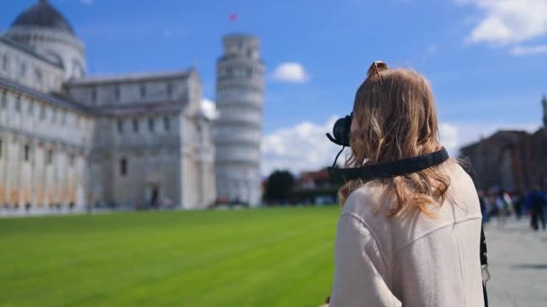 Unge Blonde Kvinnelige Turist Tar Bilder Det Berømte Skjeve Tårnet – stockvideo