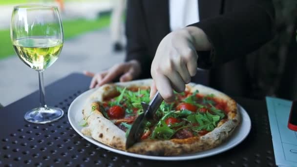 Zbliżenie Kaukaska Kobieta Klient Ręka Krojenie Pizza Pomidorami Простуто Rukola — Wideo stockowe