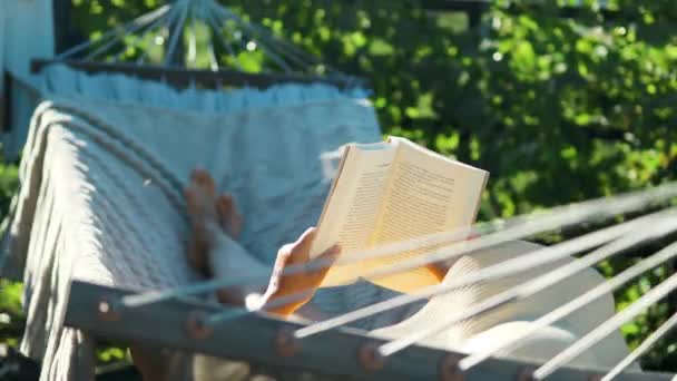 Güzel Sarışın Kadın Kitap Okuyor Bahçedeki Hamakta Dinleniyor Yüksek Kalite — Stok video