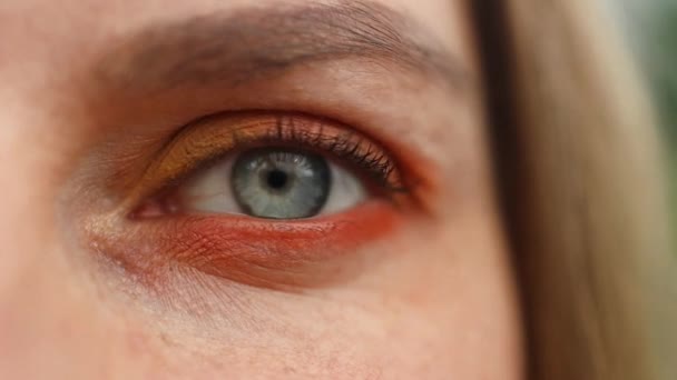 Ekstremalne Zbliżenie Kobiety Otwierającej Piękne Oko Niebieską Tęczówką Atrakcyjna Dziewczyna — Wideo stockowe
