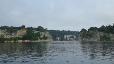 Zakrzowek taş ocağı gölü Krakow, Polonya 'da yazın. Gün batımında mavi suyla su deposu. Yüksek kaliteli FullHD görüntüler