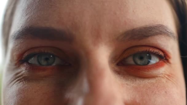 Kadının Güzel Gözlerini Mavi Bir Iris Ile Açmasına Aşırı Yakın — Stok video