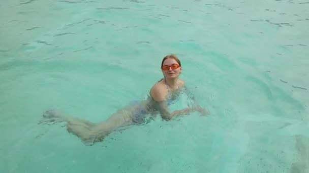 一个30多岁的年轻女子在游泳池外游泳的慢镜头 优质Fullhd影片 — 图库视频影像