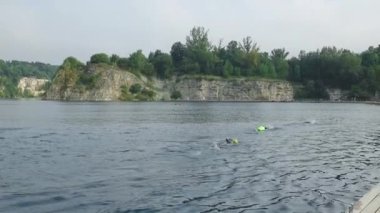 Zakrzowek taş ocağı gölü Krakow, Polonya 'da yazın. Gün batımında mavi suyla su deposu. Yüksek kaliteli FullHD görüntüler