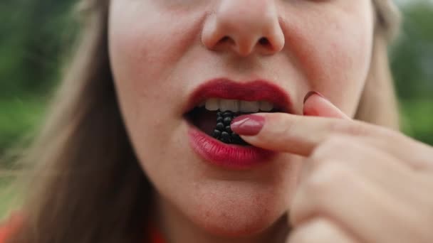 Biała Kobieta Wkładająca Jeżynę Ust Zbliżenie Fioletowe Usta Czerwoną Szminką — Wideo stockowe