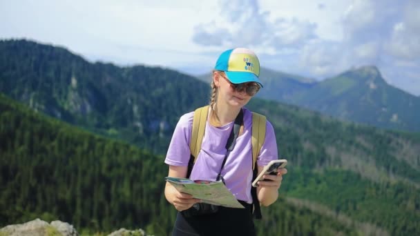 Äventyrlig Glad Talskvinna Navigerar Med Topografisk Karta Vackra Bergen Polen — Stockvideo
