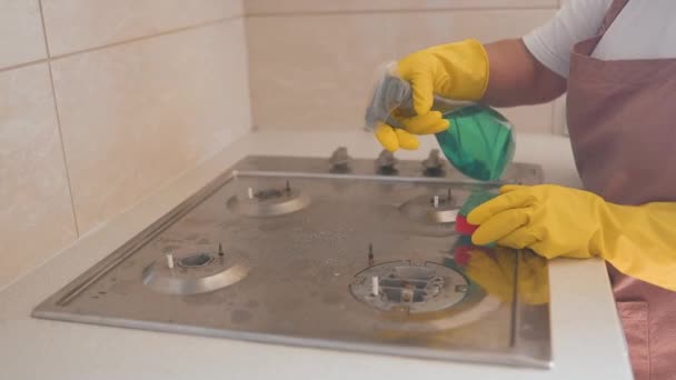 清理厨房 用海绵和泡沫清洁现代化的煤气炉 — 图库视频影像