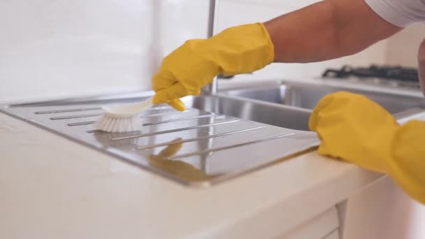 Gospodyni Domowa 50S Kobieta Sprzątanie Weekendzie Kobieta Żółtych Rękawiczkach Ochronnych — Wideo stockowe
