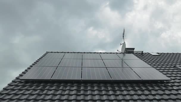 Fotowoltaiczny Dach Lub Panele Słoneczne Dachu Odbiciem Słońca Chmury Powierzchni — Wideo stockowe