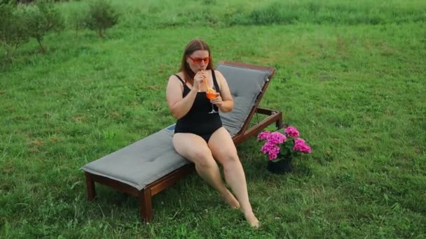 Приваблива Жінка Насолоджуючись Природою Літньому Пляжі Відпочиває Пляжному Кріслі Приймає — стокове відео