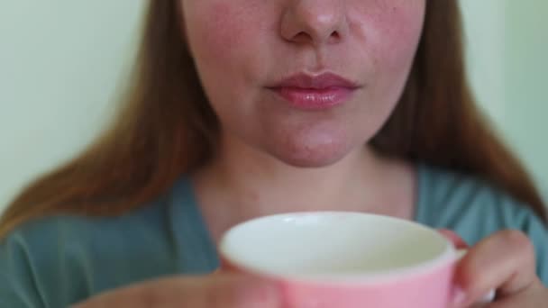 Zamknij Kaukaską Kobietę Siedzącą Ladzie Pijącą Czarną Kawę Rano Kawiarni — Wideo stockowe