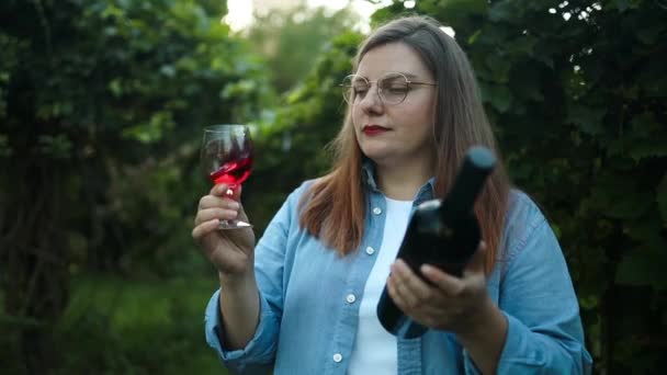 Profesionální Žena Sommelier Testování Červené Víno Vinném Skle Ochutnávkou Vůní — Stock video