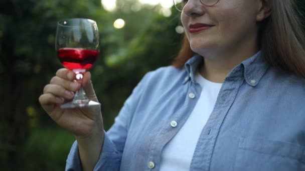 Професійна Жінка Сомельє Тестує Червоне Вино Келиху Дегустацією Запахом Відкритому — стокове відео