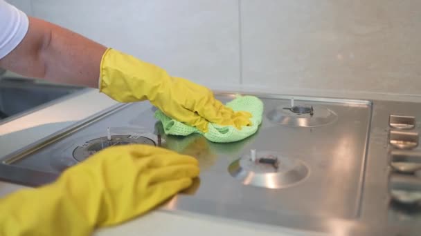 Γυναικεία Σόμπα Αερίου Χέρι Πλύσιμο Σφουγγάρι Έννοια Καθαρισμού Του Σπιτιού — Αρχείο Βίντεο