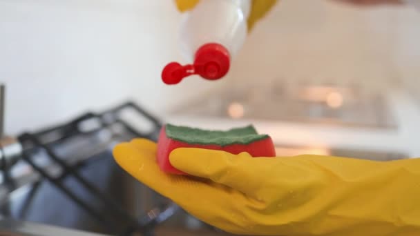 Hausfrau Mit Gummihandschuhen Aus Den 50Er Jahren Die Hause Küchenoberflächen — Stockvideo