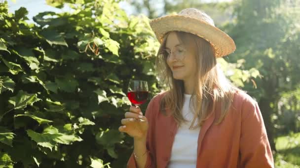 Молода Біла Жінка Фермер Тримає Стакан Червоного Вина Винограднику Сонячний — стокове відео