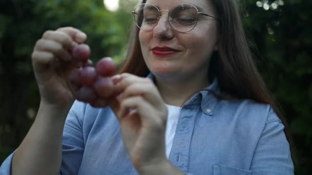 Portret Uśmiechniętej Białej Kobiety Jedzącej Słodkie Różowe Winogrona Zdrowe Jedzenie — Wideo stockowe