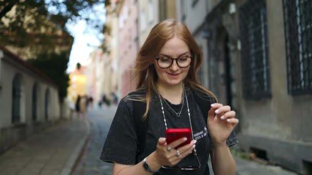 Szczęśliwa Młoda Dziewczyna Turystka Korzysta Smartfona Pokazuje Kierunek Ścieżki Ulicy — Wideo stockowe