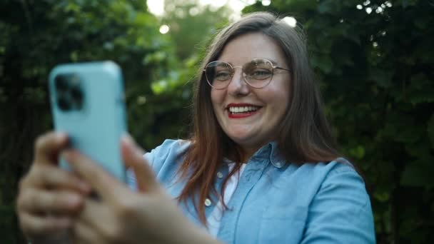 Registro Vlogger Feminino Com Telefone Celular Mostrando Bye Mulher Sorridente — Vídeo de Stock