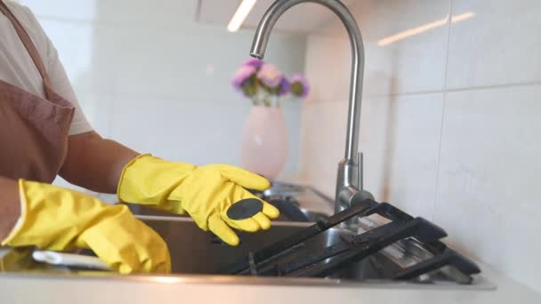 50多岁的家庭主妇戴着橡胶手套 在家里擦拭厨房表面 保持房子整洁 快乐的专业清洁女工清扫室内灰尘 优质Fullhd影片 — 图库视频影像