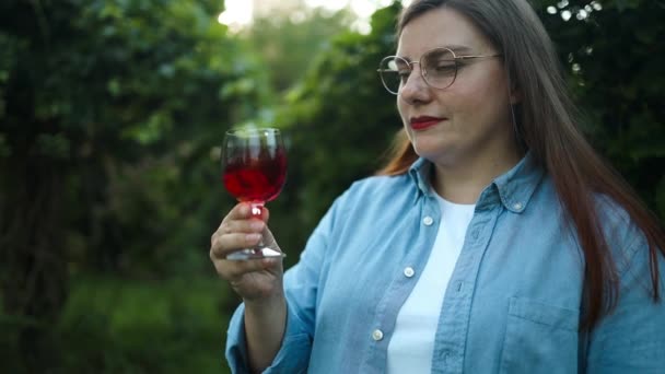 Jovem Agricultora Caucasiana Segurando Copo Vinho Tinto Vinha Dia Ensolarado — Vídeo de Stock