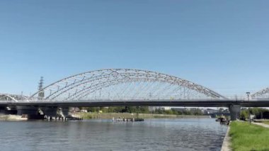 Polonya 'nın Krakow kentindeki Vistula Nehri üzerinden geçen yeni üçlü kemerli demiryolu köprüsü.