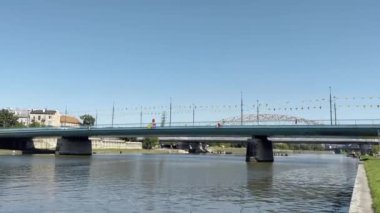 4 bin. Krakow, Polonya - Eylül 2023: Krakow, Polonya 'da bir köprüden geçen tramvay. Wisla Nehri 'ndeki köprü 