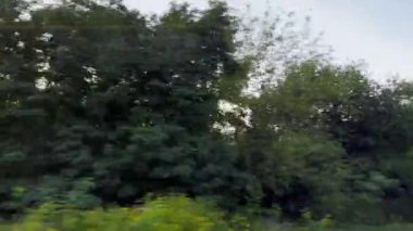 4 bin. Yüksek hızlı trenin penceresinden bak. Yön değiştiriyor. Mermi treni tren yolunda ilerler. Yolculuk ve yolculuk trenle. 