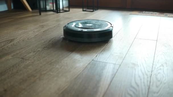 Ρομποτική Ηλεκτρική Σκούπα Laminate Ξύλινο Πάτωμα Στο Σαλόνι Υψηλής Ποιότητας — Αρχείο Βίντεο