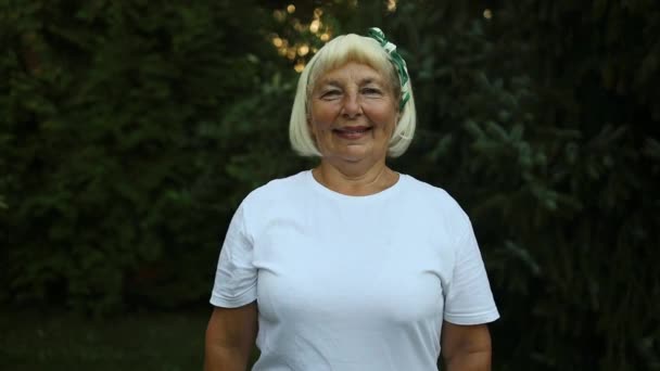 Portret Van Een Lachende Oudere Blonde Vrouw Die Met Camera — Stockvideo
