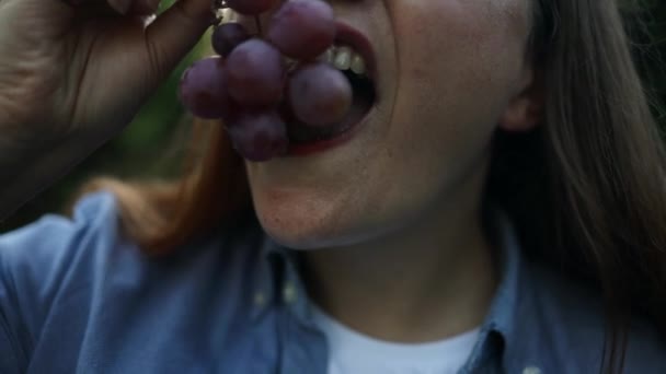 Retrato Mulher Branca Sorridente Comendo Uva Rosa Doce Comida Saudável — Vídeo de Stock