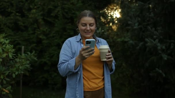 Привлекательная Молодая Блондинка Бизнесвумен Держит Чашку Кофе Вынос Используя Мобильный — стоковое видео