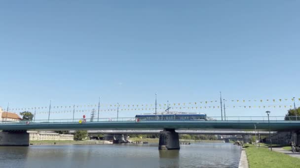 Kraków Polska Wrzesień 2023 Tramwaj Przejeżdżający Przez Most Krakowie Most — Wideo stockowe