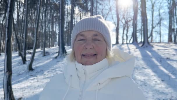 Zbliżenie Portret Uroczej Uśmiechniętej Starszej Kobiety Lat Tych Ciepłym Kapeluszu — Wideo stockowe