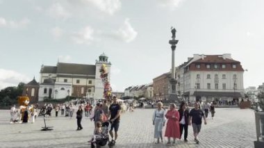 Varşova, Poland- Ağustos 2023 Varşova, Polonya. Kraliyet Kalesi ve Sigismunds Sütunu 'nun adı Kolumna Zygmunta. Yüksek kalite 4k görüntü